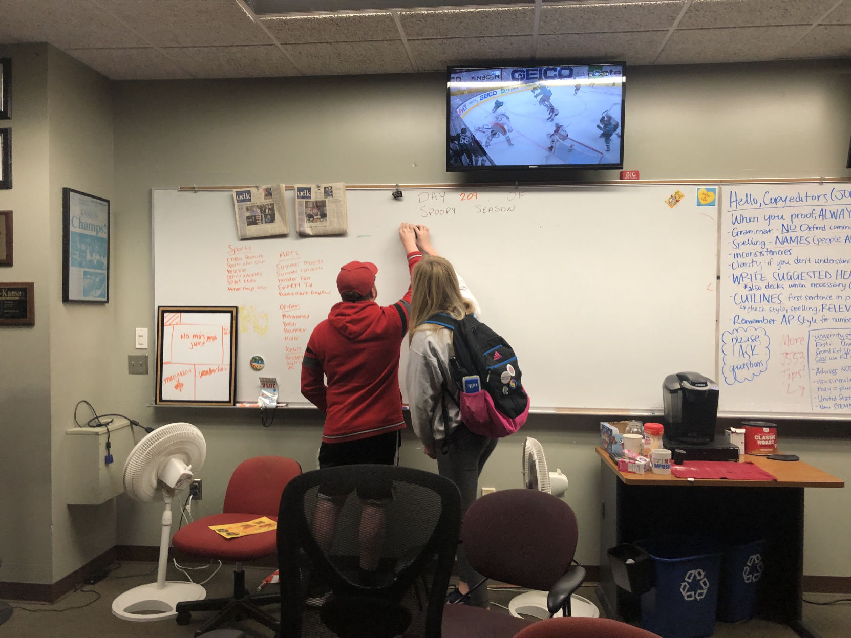 Then-Copy Chief Raeley Youngs former Editor-in-Chief Shaun Goodwin erase a whiteboard in the UDK newsroom
